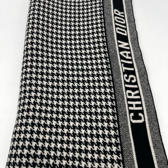30 MONTAIGNE SCARF
Black and White Blended Cashmere Knit 80” long 19” wide - Picture 2 of 10